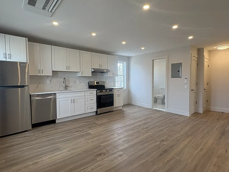512 Beach 130 St #2B — Photo 3