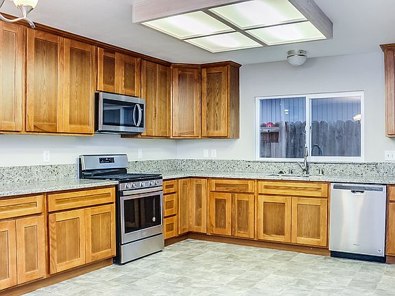 4th image of 880 Notre Dame Dr