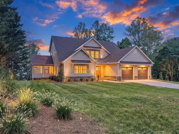 51 Island View Dr, Penhook, VA 24137