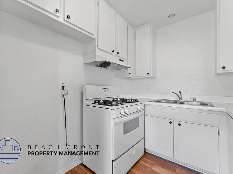 9842 Hamilton Ave. — Photo 6