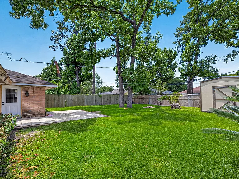 7713 Yoe St — Photo 40