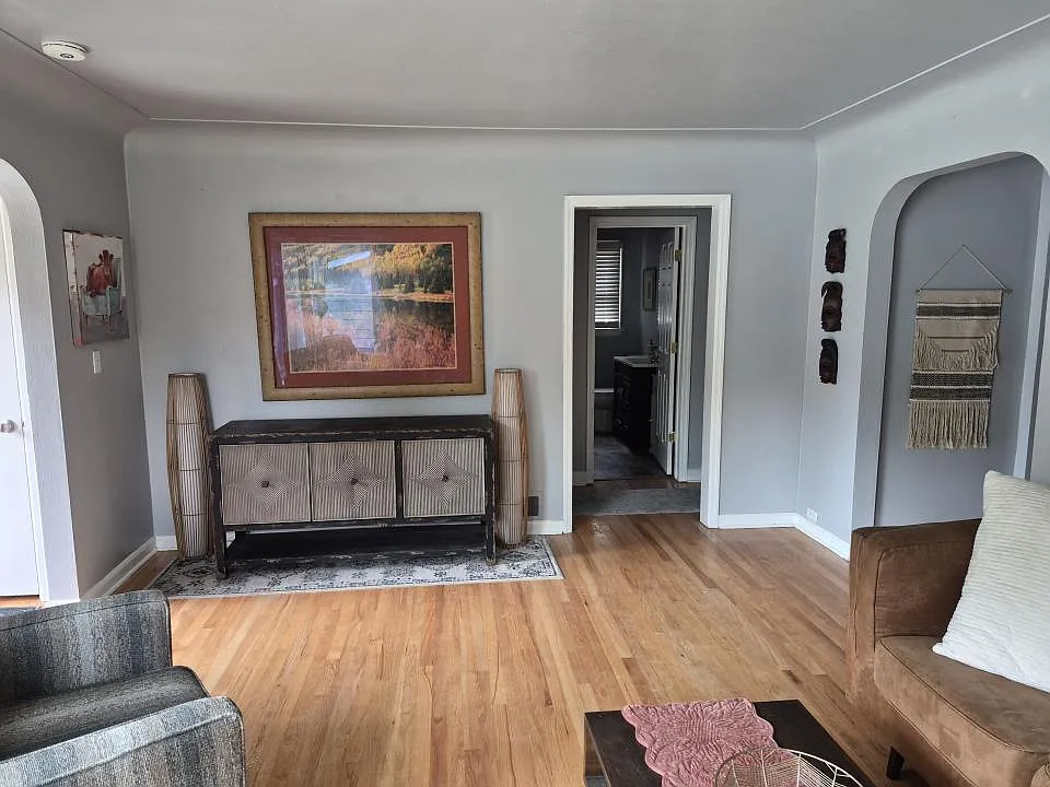 2 bed, 1.0 bath, 1100 sqft, $1,800 — Photo 2