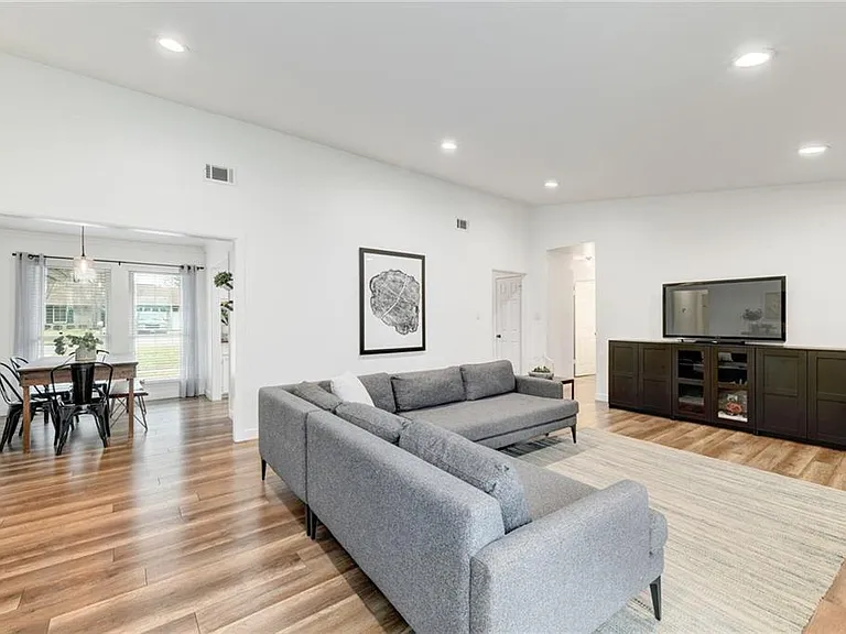 13313 Effingham St — Photo 9