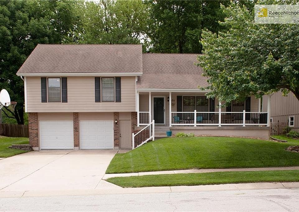 1st image of 631 NE Clubhouse Dr