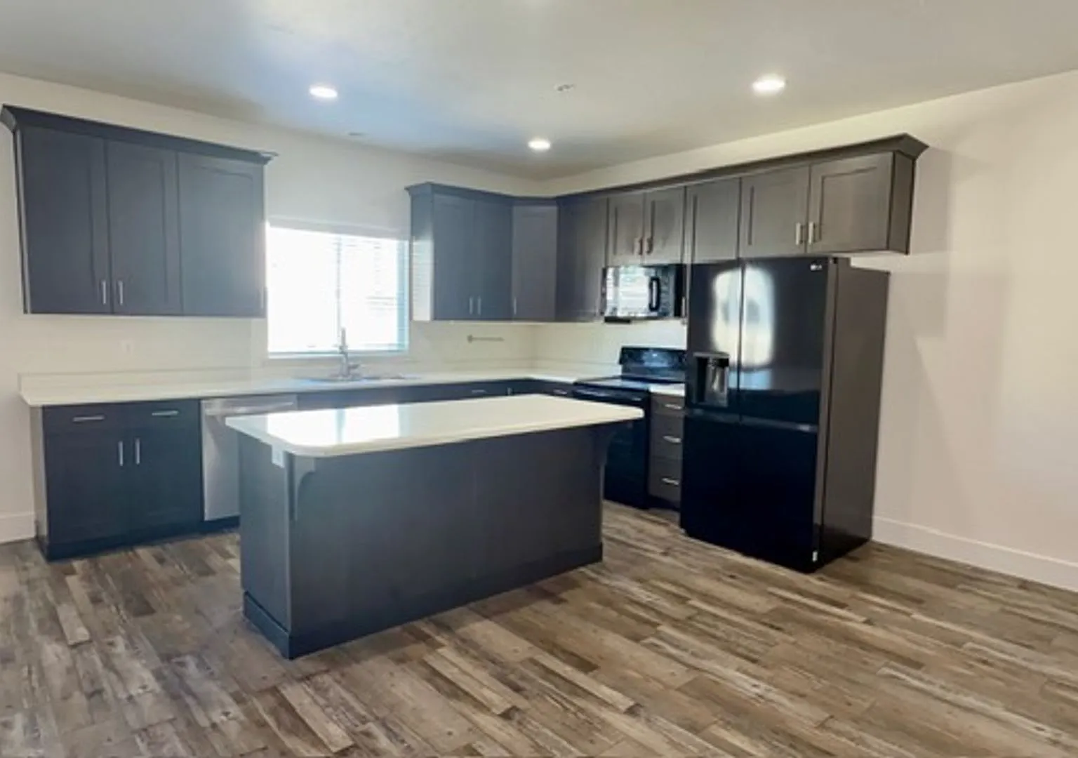 Spacious Herriman Townhouse - 4 Beds - Available NOW — Photo 2