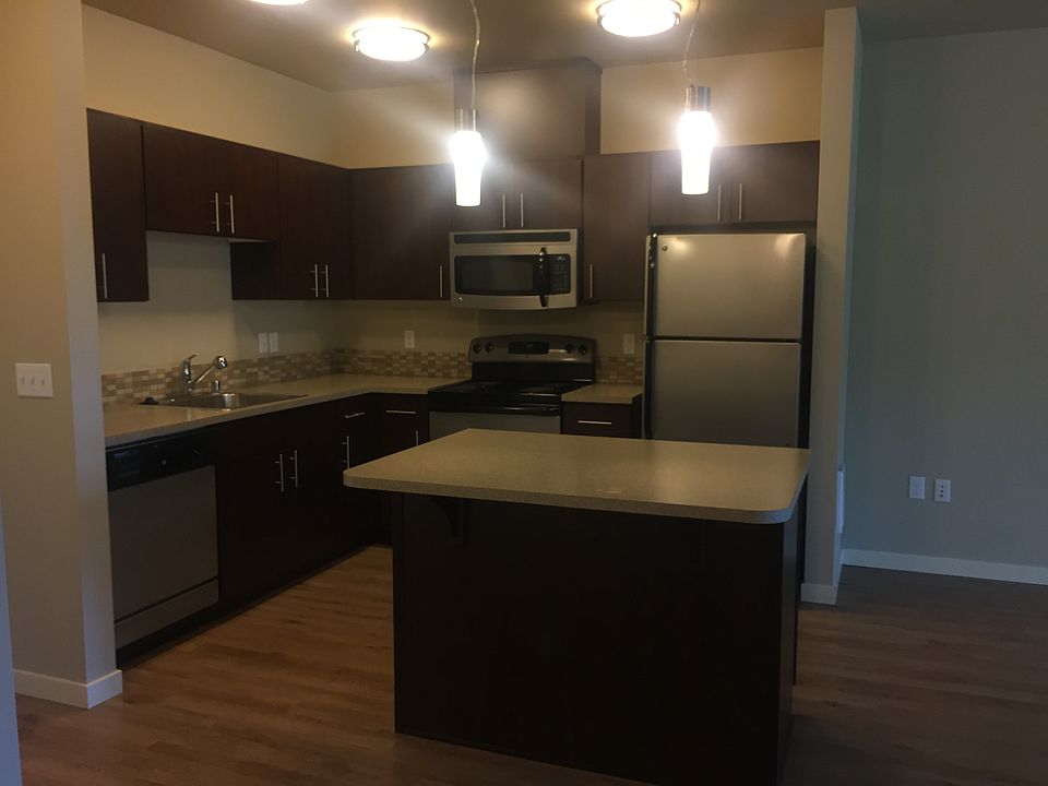 1st image of 1050 10th Ave NE Unit 303