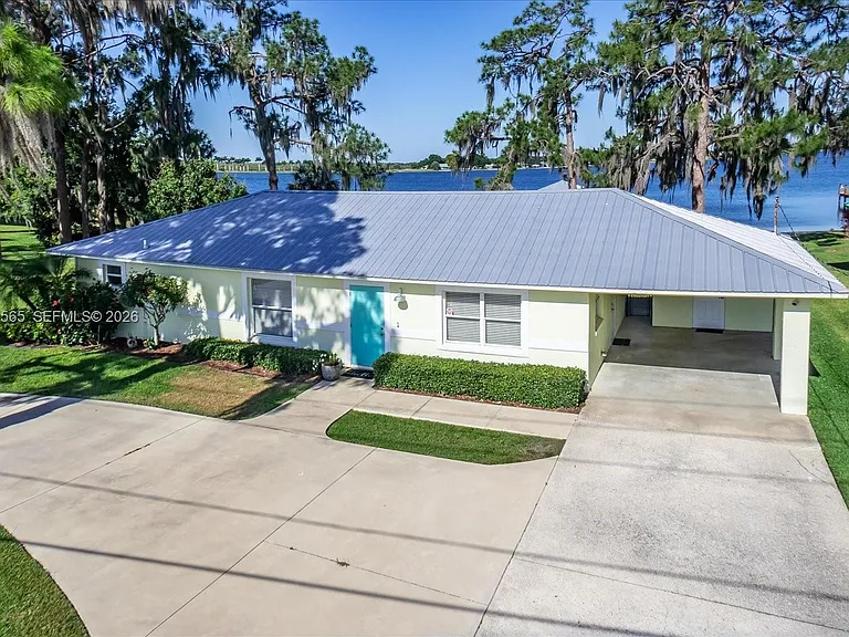 924 Lake Dr E — Photo 43