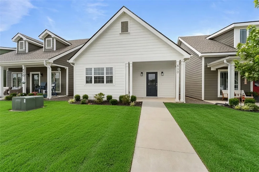 3 bed, 2.0 bath, 1731 sqft, $2,700 — Photo 1