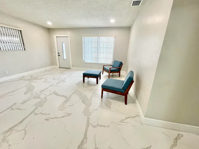 5630 Hollywood Blvd — Photo 16