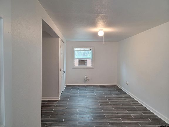 2nd image of 1320 W Oakwood St Unit 1