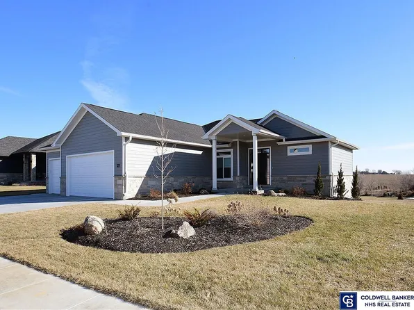 323 S Paradise Ln, York, NE 68467