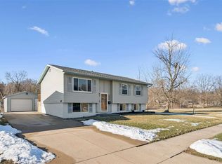 1525 N Ave Nw, Cedar Rapids, IA 52405