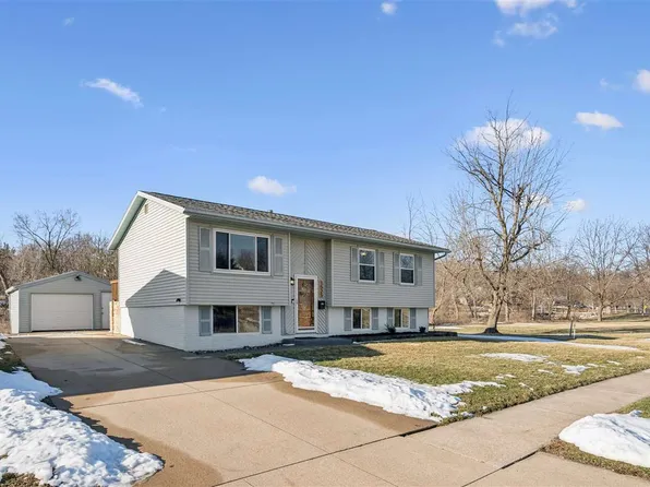 1525 N Ave Nw, Cedar Rapids, IA 52405