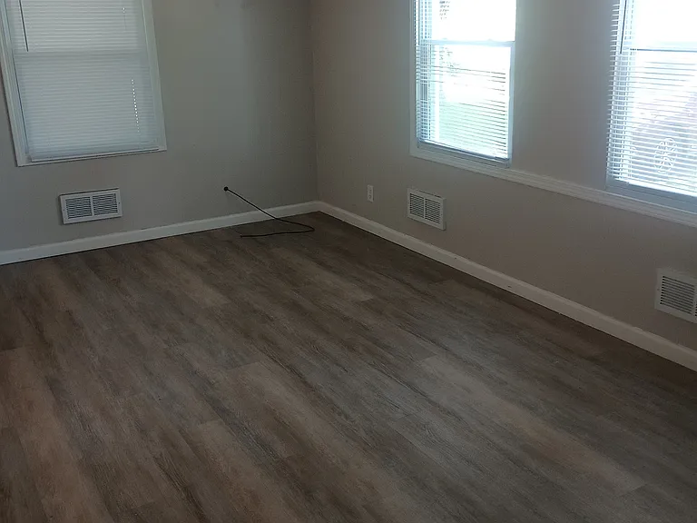 1128 E 49th Ave — Photo 3