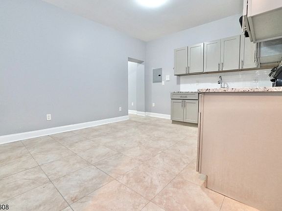 5th image of 351 Mulberry St