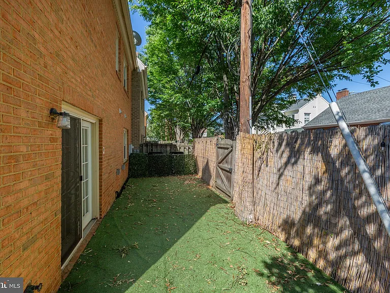 1011 Charles St #C — Photo 52