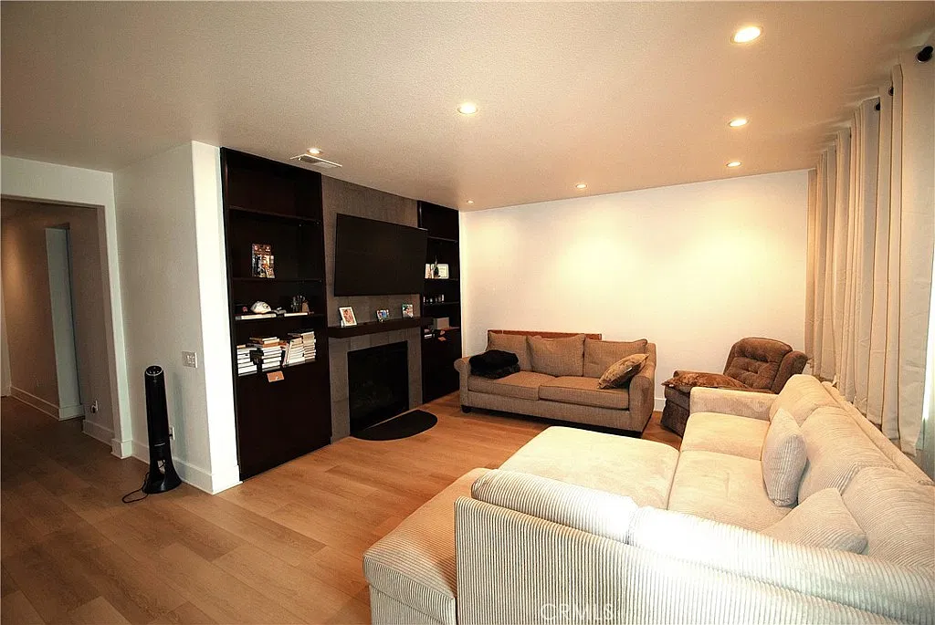 3 bed, 1718 sqft, $3,600 — Photo 3