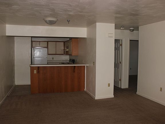 4th image of 106 Collegiate Ct APT 19