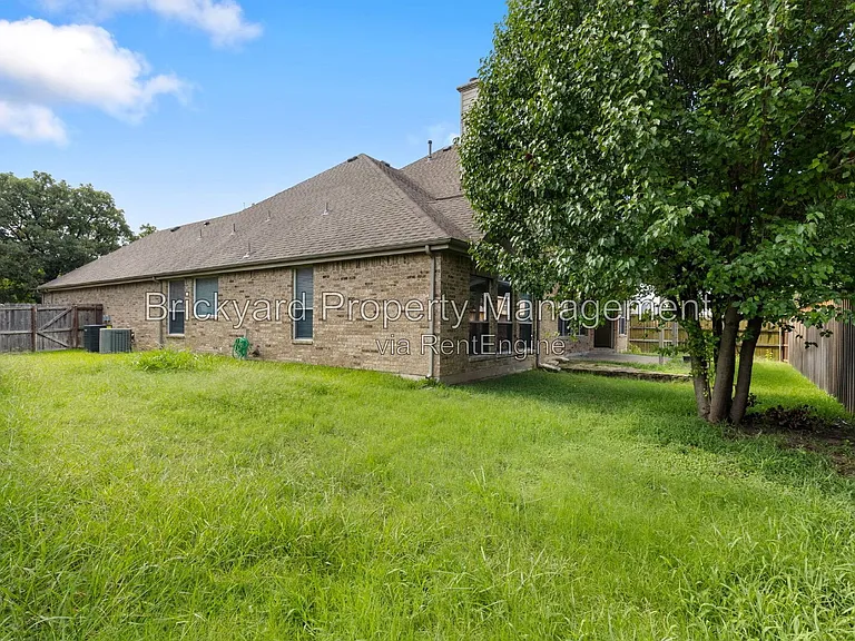 4409 Mitchell Ln — Photo 2