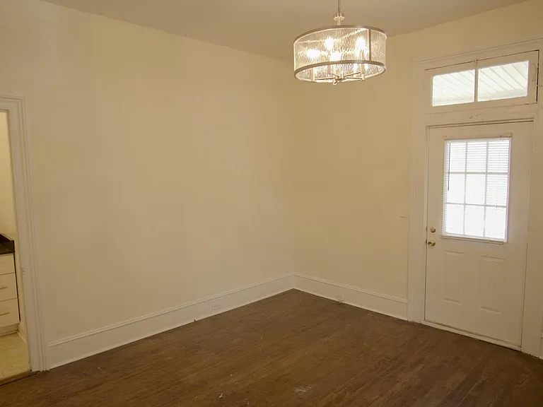 627 W Jones St #1 — Photo 4
