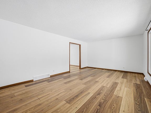 5th image of 3601 Evergreen Rd N