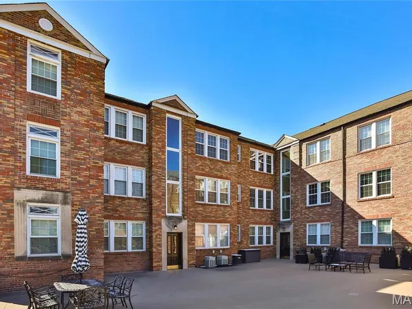 8052 Davis Dr APT 3W, Clayton, MO 63105