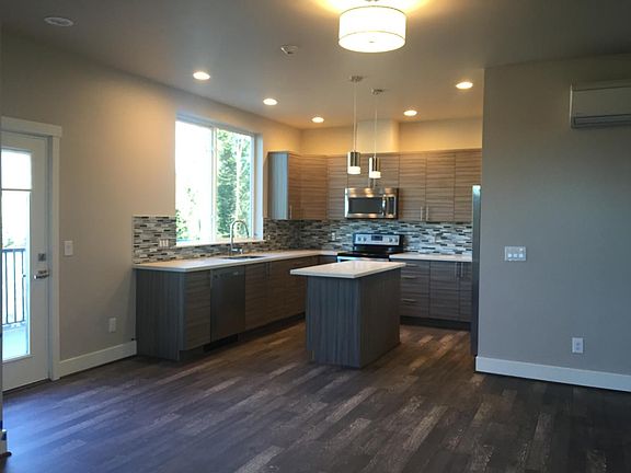 Beautiful Large Kitchen with Island