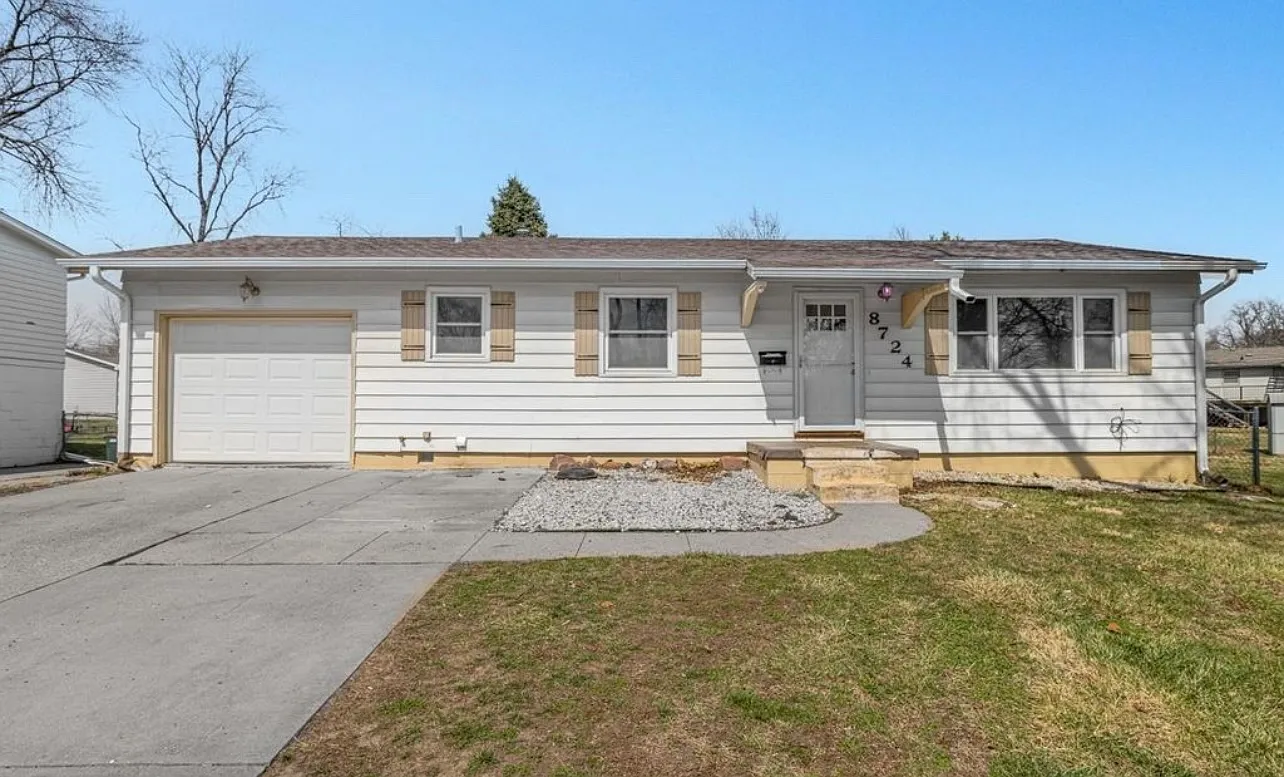3 bed, 1.5 bath, 1600 sqft, $2,000 — Photo 1