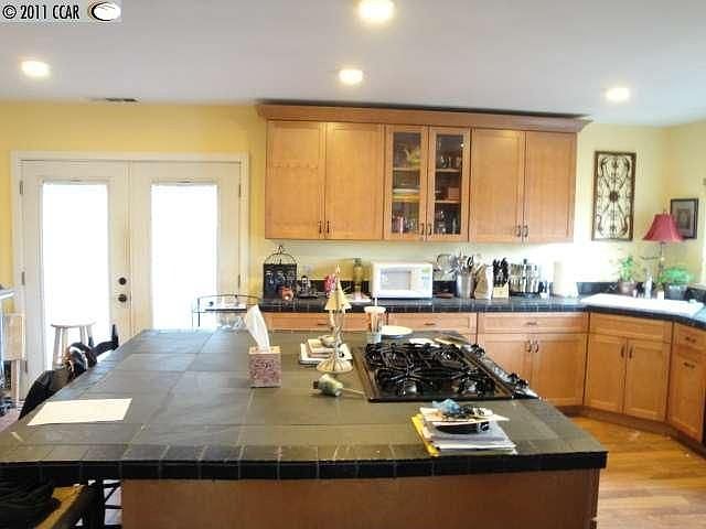 2nd image of 1052 Locust St