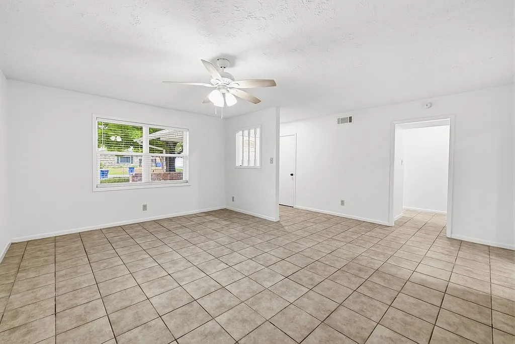Building Photo - 301 N Manor Dr #A