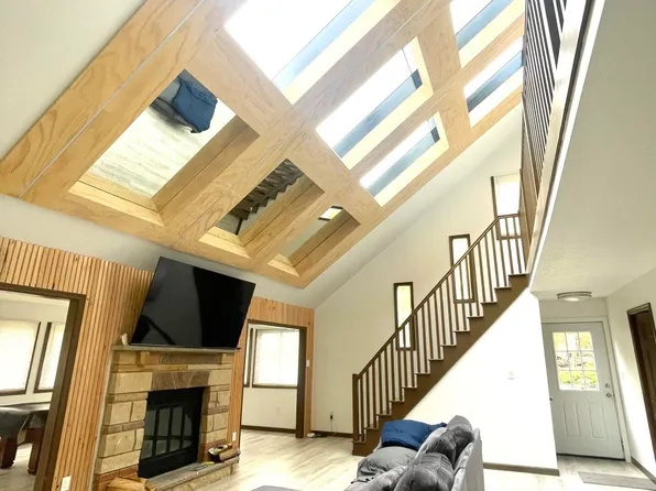 8274 Natures Dr, Tobyhanna, PA 18466