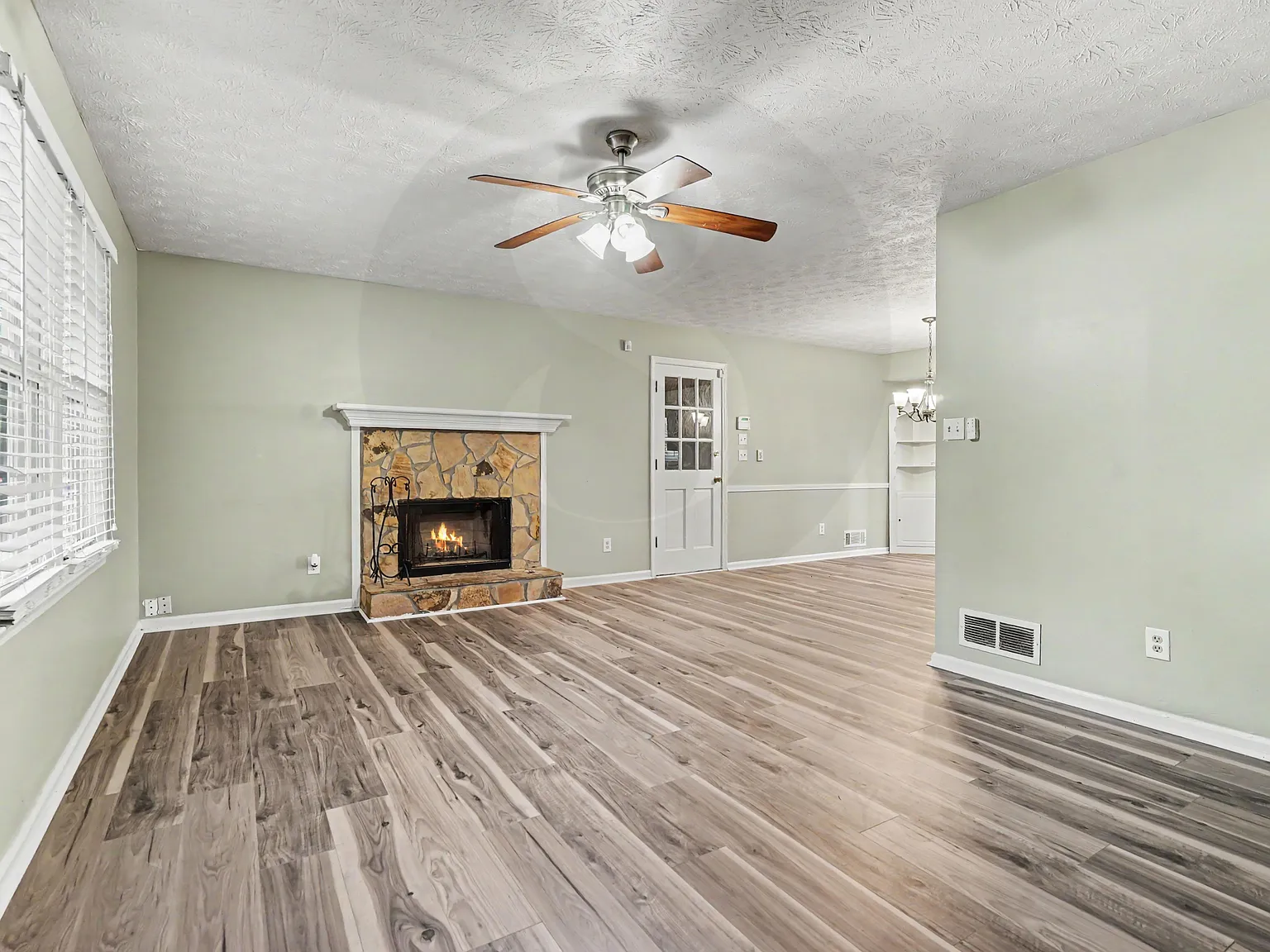 4 bed, 2200 sqft, $2,350 — Photo 4