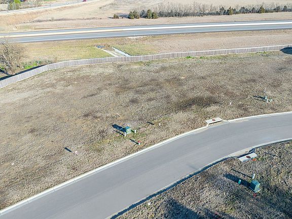 3rd image of 919 N Speyside Cir