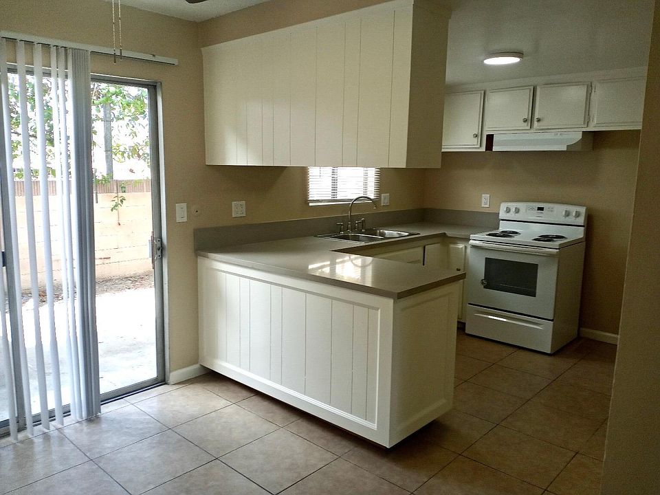 Beautiful upgraded kitchen with quartz counters!