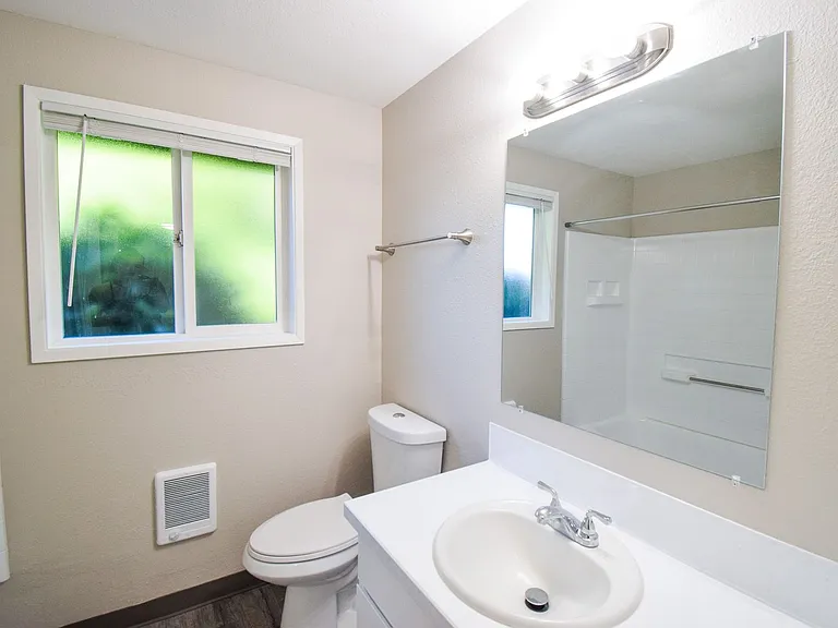 Newly Updated Single Level 2 Bedroom Apt in SE Portland! — Photo 17