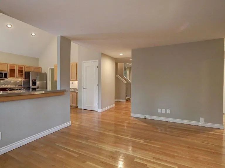 25451 SE 42nd Pl — Photo 7