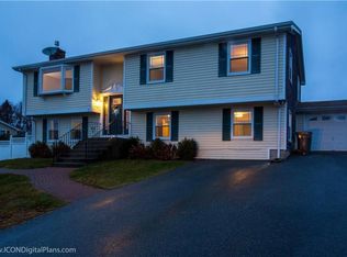 25 Algonquin Dr, Middletown, RI 02842