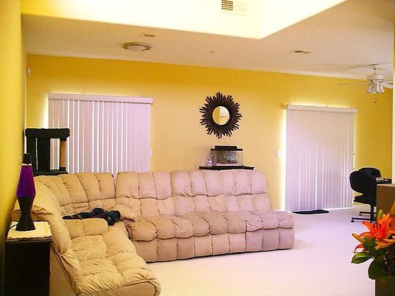 SPACIOUS LIVING ROOM