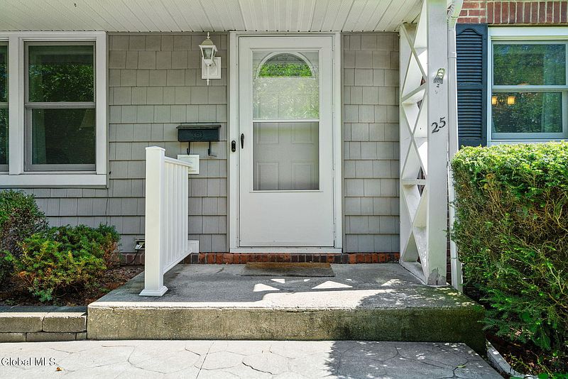 3rd image of 25 Montrose Drive