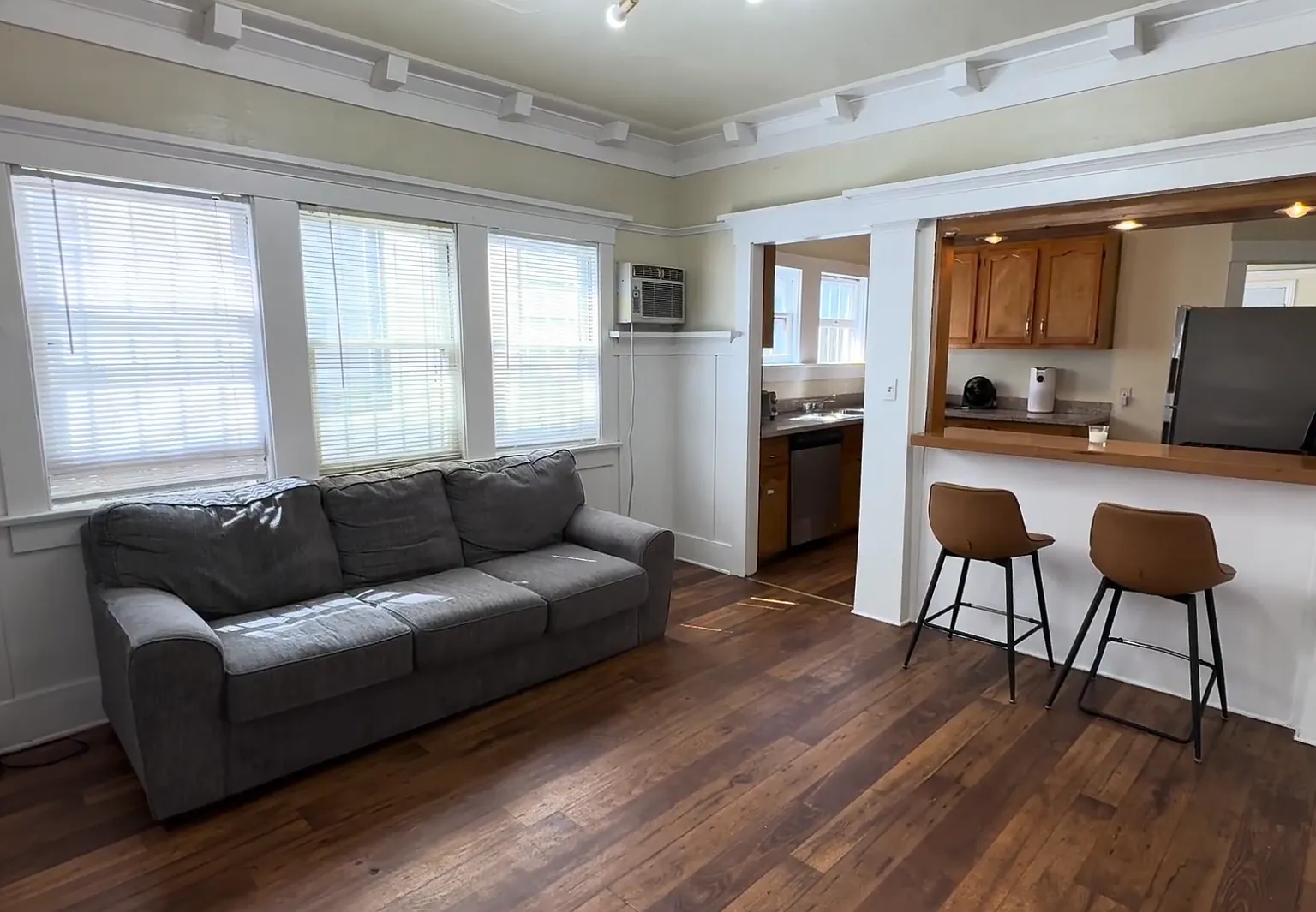 3 bed, 800 sqft, $4,525 — Photo 1