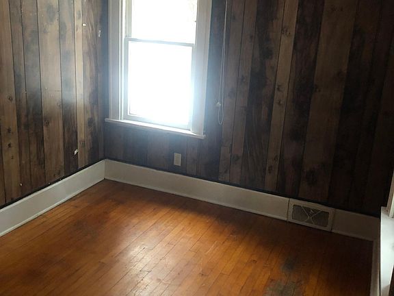4th image of 224 Vincent Ave N
