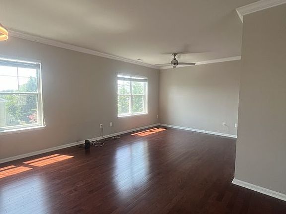 3rd image of 405 Woodcrest Dr SE