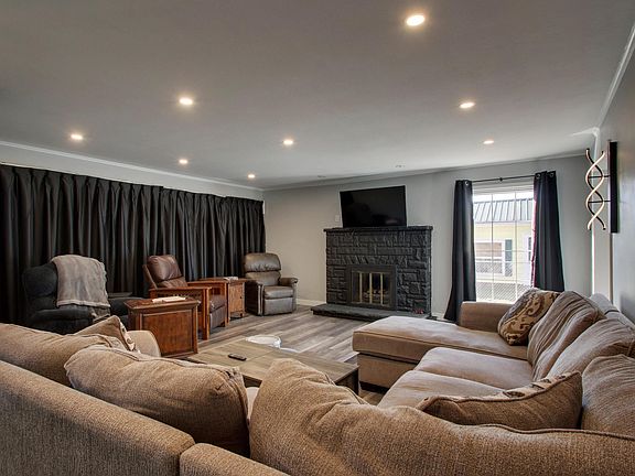 4th image of 2901 Riverside Ter