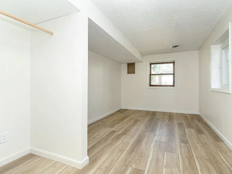 730 W 12th St — Photo 23