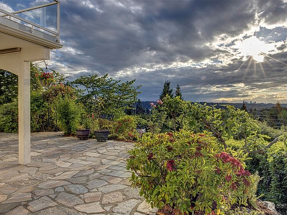 Delight your senses in this exquisite sun-drenched Northwest custom-built dream home!>