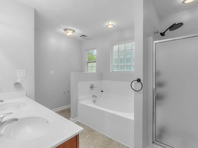 430 Woodford St — Photo 8
