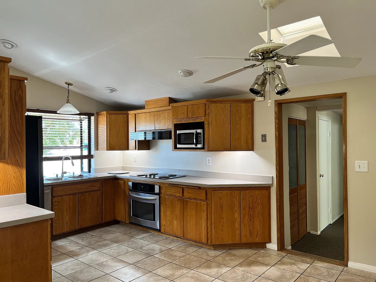 3 bed, 1300 sqft, $3,600 — Photo 4