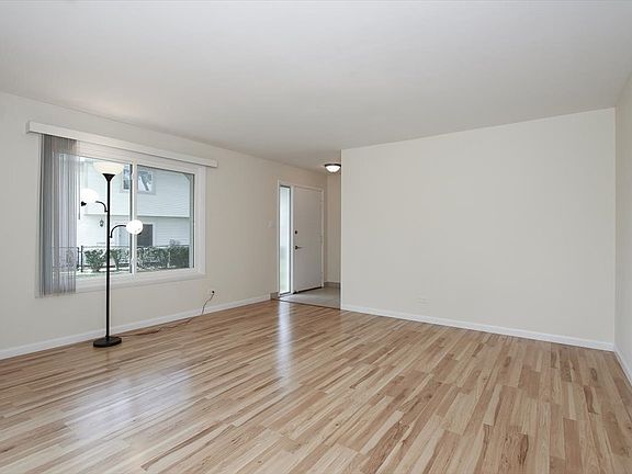3rd image of 1010 Glastonbury Ln