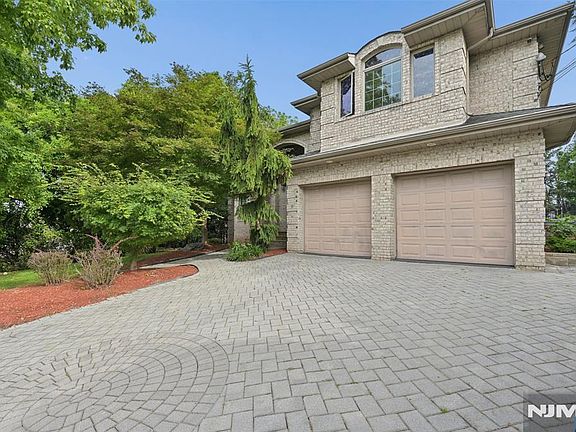 2nd image of 17 W Bayview Avenue