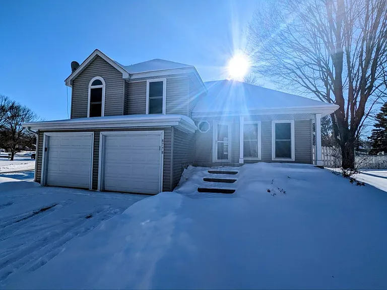 8778 Hawthorne Dr — Photo 1